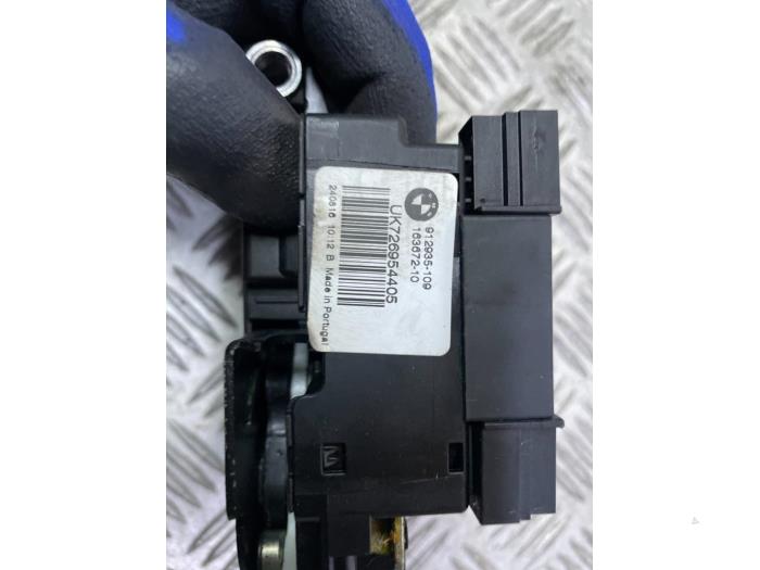 Tailgate lock mechanism from a BMW 4 serie Gran Coupe (F36) 435d xDrive 3.0 24V 2016