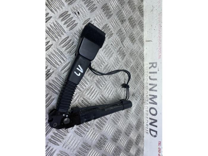 Front seatbelt buckle, left from a BMW 1 serie (E81) 116i 2.0 16V 2010