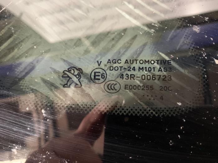 Usados Ventanilla triangular derecha detrás Peugeot 2008 (CU) 1.2 Vti 12V PureTech 82 Precio de solicitud ofrecido por Autodemontage Rijnmond BV