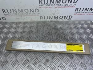 Usados Placa del desgaste del travesaño de la puerta derecha Jaguar XF (CC9) 2.7 D V6 24V Precio € 30,00 Norma de margen ofrecido por Autodemontage Rijnmond BV