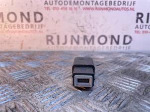 Usados Conexión AUX-USB Opel Mokka 1.2 Turbo 12V Precio € 30,25 IVA incluido ofrecido por Autodemontage Rijnmond BV