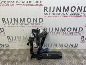 Used Bonnet Hinge Landrover Discovery Sport (LC) 2.0 eD4 150 16V Price € 48,40 Inclusive VAT offered by Autodemontage Rijnmond BV