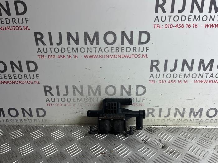 Electric heater valve from a BMW 5 serie (F10) 530d 24V Blue Performance 2015
