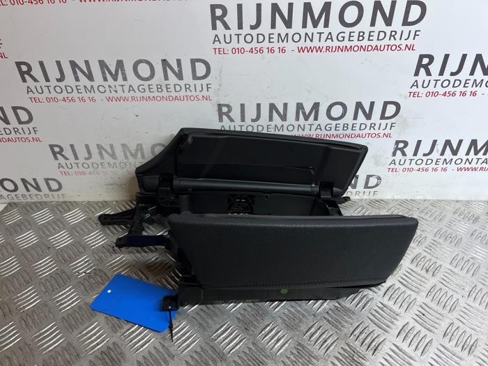Begagnade Armstöd BMW 5 serie (F10) 530d 24V Pris på förfrågan erbjuds av Autodemontage Rijnmond BV