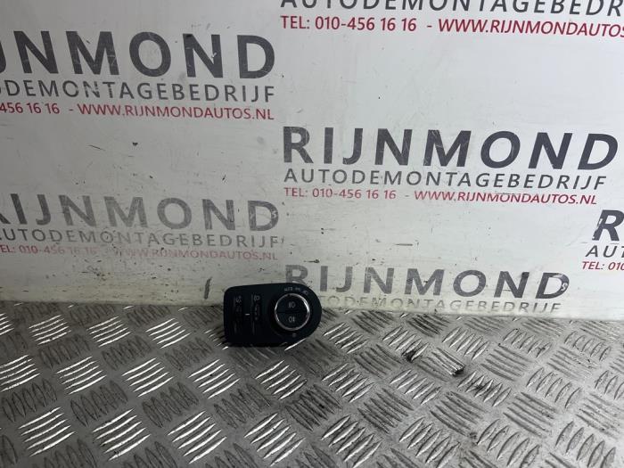 Interruptor de luz de un Opel Astra K 1.6 CDTI 136 16V 2019