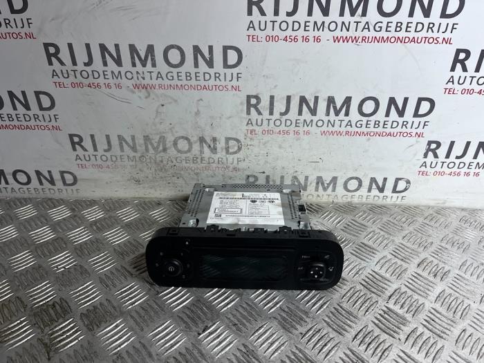 Używane Radioodtwarzacz CD Fiat Panda (312) 0.9 TwinAir Turbo 80 Cena € 125,00 Procedura marży oferowane przez Autodemontage Rijnmond BV