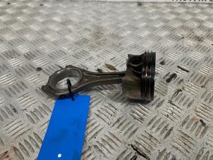 Kolben van een BMW X6M (E71/72) 4.4i V8 Turbo 32V 2009