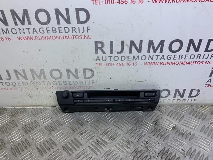 Używane Panel obslugi radia BMW X6M (E71/72) 4.4i V8 Turbo 32V Cena € 60,50 Z VAT oferowane przez Autodemontage Rijnmond BV