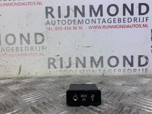 Używane Zlacze AUX/USB BMW X6 (E71/72) M turbo 4.4i V8 32V Cena € 48,40 Z VAT oferowane przez Autodemontage Rijnmond BV