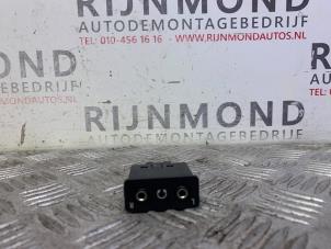 Używane Zlacze AUX/USB BMW X6 (E71/72) M turbo 4.4i V8 32V Cena € 48,40 Z VAT oferowane przez Autodemontage Rijnmond BV