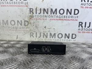 Used AUX / USB connection Mercedes C (W205) C-200 2.0 CGI 16V Price € 48,40 Inclusive VAT offered by Autodemontage Rijnmond BV