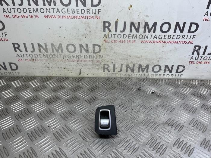 Usados Interruptor de ventanilla eléctrica Mercedes C (W205) C-200 2.0 CGI 16V Precio € 24,20 IVA incluido ofrecido por Autodemontage Rijnmond BV