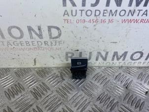 Używane Przelacznik hamulca postojowego Audi A3 Sportback (8VA/8VF) 1.6 TDI 16V Cena € 30,25 Z VAT oferowane przez Autodemontage Rijnmond BV