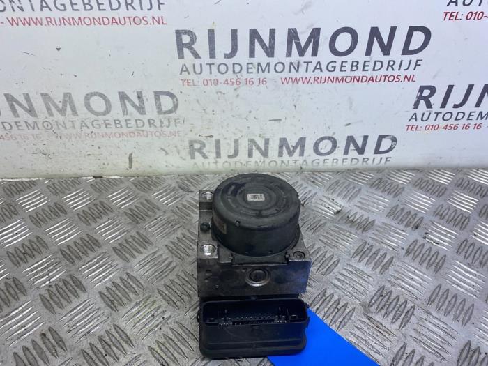 Usagé Bloc ABS Audi A3 Sportback (8VA/8VF) 1.6 TDI 16V Prix € 121,00 Prix TTC proposé par Autodemontage Rijnmond BV