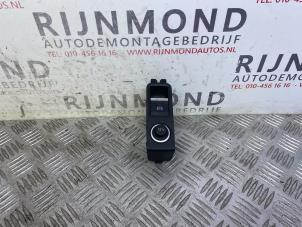 Gebrauchte Handbremse Schalter Audi A3 Sportback (8YA) 2.0 35 TDI 16V Preis € 24,20 Mit Mehrwertsteuer angeboten von Autodemontage Rijnmond BV