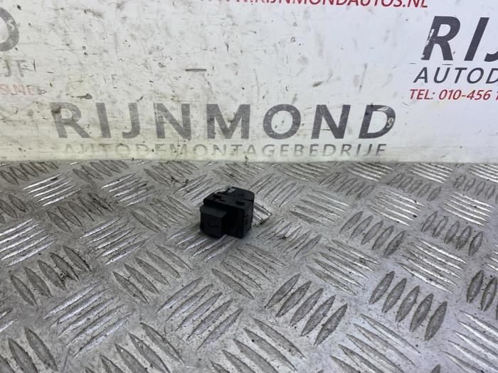 Usados Interruptor de ventanilla eléctrica Audi A3 Sportback (8YA) 2.0 35 TDI 16V Precio € 12,10 IVA incluido ofrecido por Autodemontage Rijnmond BV