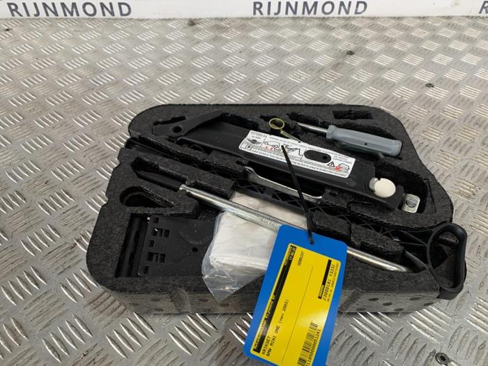 Gebrauchte Wagenheber- Set BMW Mini (R50/53) 1.6 16V Cooper Preis € 30,00 Margenregelung angeboten von Autodemontage Rijnmond BV
