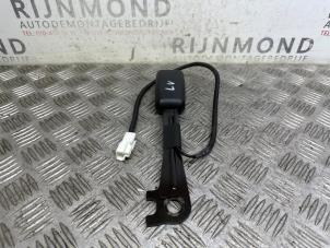 Used Front seatbelt buckle, left Hyundai iX35 (LM) 1.7 CRDi 16V Price on request offered by Autodemontage Rijnmond BV