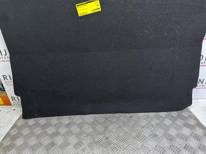 Suelo maletero de un Opel Corsa E 1.4 16V 2015
