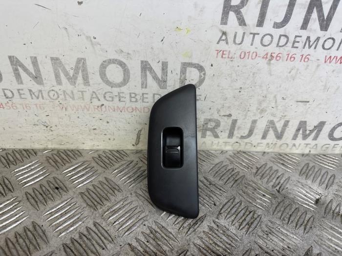 Electric window switch from a Suzuki New Ignis (MH) 1.3 16V 2005