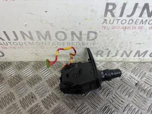 Używane Przelacznik kierunkowskazu Renault Clio III (BR/CR) 1.4 16V Cena na żądanie oferowane przez Autodemontage Rijnmond BV