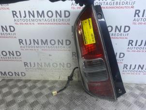 Usagé Feu arrière gauche Daihatsu Sirion 2 (M3) 1.0 12V DVVT Prix € 30,00 Règlement à la marge proposé par Autodemontage Rijnmond BV