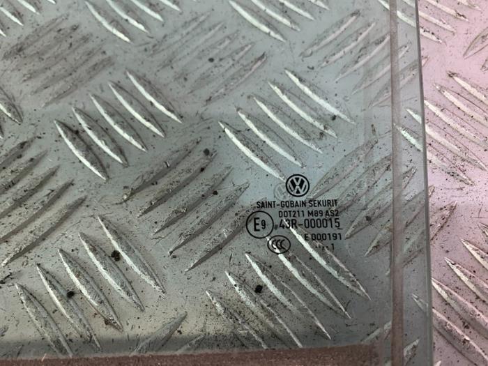 Türscheibe 4-türig links hinten van een Volkswagen Polo V (6R) 1.2 TDI 12V BlueMotion 2011