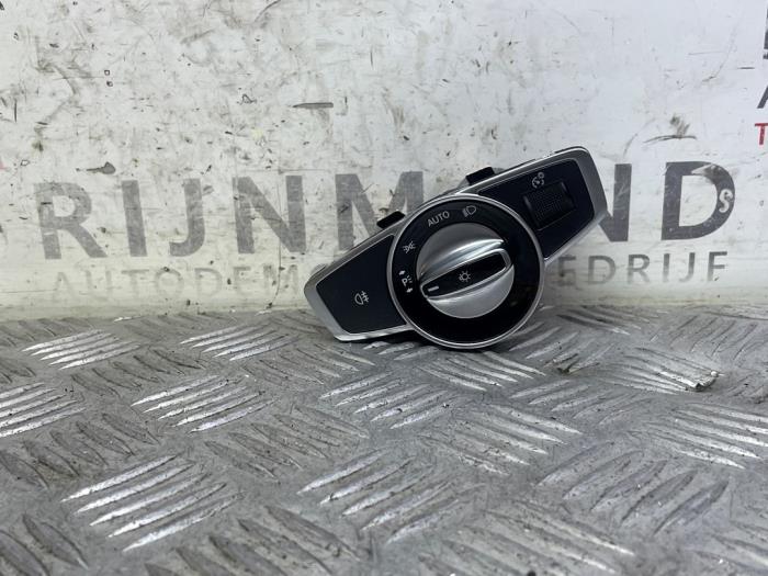Używane Przelacznik swiatel Mercedes C Estate AMG (S205) C-63 S,Edition 1 AMG 4.0 V8 Biturbo Cena € 20,00 Procedura marży oferowane przez Autodemontage Rijnmond BV