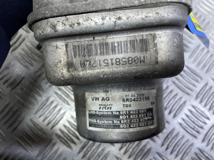 Bomba de dirección asistida de un Volkswagen Polo IV (9N1/2/3) 1.4 16V 75 2005