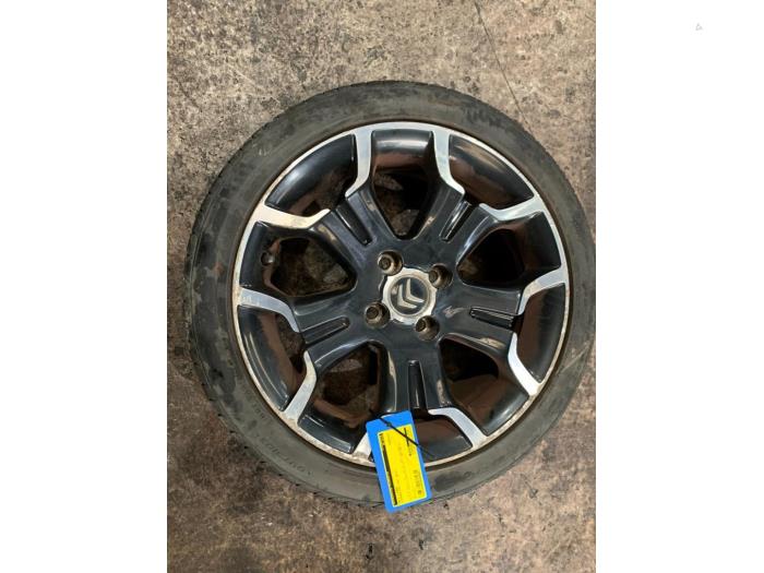 Wheel + tyre from a Citroën DS3 (SA) 1.6 16V VTS THP 155 2013