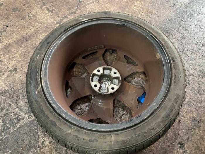 Wheel + tyre from a Citroën DS3 (SA) 1.6 16V VTS THP 155 2013