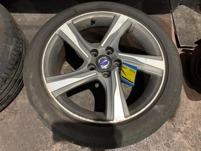 Wheel + tyre from a Volvo V40 (MV) 1.6 D2 2013