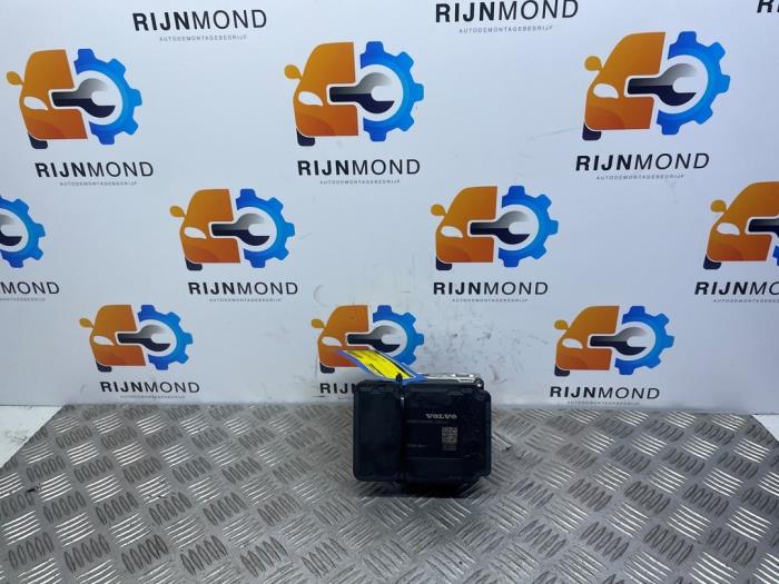 Begagnade ABS-pump Volvo V40 (MV) 1.6 D2 Pris på förfrågan erbjuds av Autodemontage Rijnmond BV