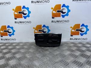 Używane Kratka wentylacyjna deski rozdzielczej BMW 5 serie (G30) 530d xDrive 3.0 TwinPower Turbo 24V Cena € 40,00 Procedura marży oferowane przez Autodemontage Rijnmond BV