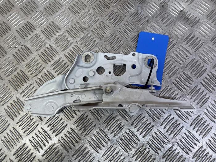 Bonnet Hinge from a BMW 5 serie (G30) 530d xDrive 3.0 TwinPower Turbo 24V 2017