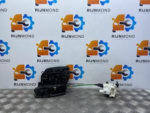 Używane Mechanizm blokady drzwi prawych tylnych wersja 4-drzwiowa BMW 5 serie (G30) 530d xDrive 3.0 TwinPower Turbo 24V Cena € 40,00 Procedura marży oferowane przez Autodemontage Rijnmond BV