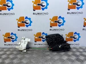 Używane Mechanizm blokady drzwi lewych tylnych wersja 4-drzwiowa BMW 5 serie (G30) 530d xDrive 3.0 TwinPower Turbo 24V Cena € 40,00 Procedura marży oferowane przez Autodemontage Rijnmond BV
