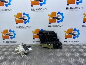Używane Mechanizm blokady drzwi lewych przednich wersja 4-drzwiowa BMW 5 serie (G30) 530d xDrive 3.0 TwinPower Turbo 24V Cena € 40,00 Procedura marży oferowane przez Autodemontage Rijnmond BV