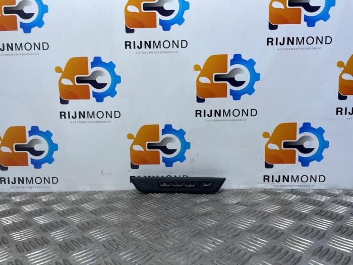 Usados Interruptor BMW 5 serie (G30) 530d xDrive 3.0 TwinPower Turbo 24V Precio € 25,00 Norma de margen ofrecido por Autodemontage Rijnmond BV