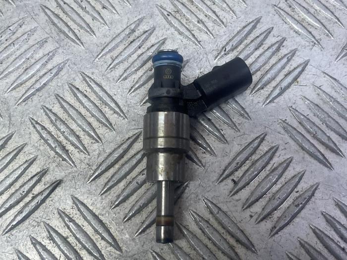 Injector (petrol injection) from a Audi A3 (8P1) 2.0 16V T FSI Quattro 2005