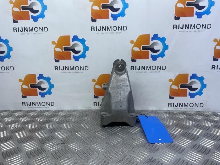Used Engine mount Mercedes C (W205) C-200 2.0 CGI 16V Price € 48,40 Inclusive VAT offered by Autodemontage Rijnmond BV