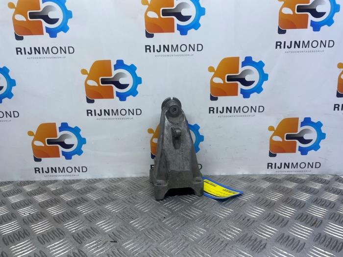 Used Engine mount Mercedes C (W205) C-200 2.0 CGI 16V Price € 48,40 Inclusive VAT offered by Autodemontage Rijnmond BV