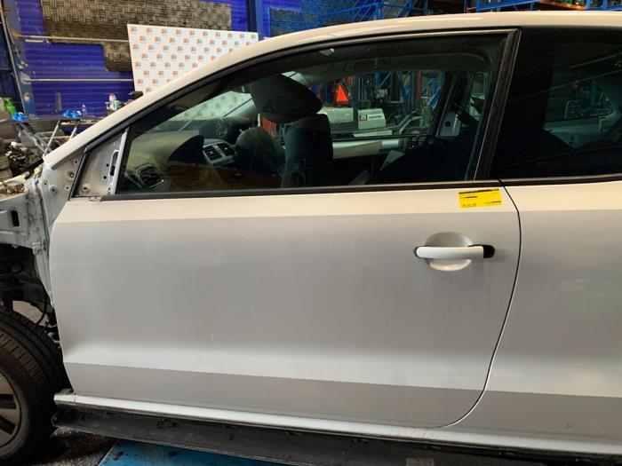 Puerta 2 puertas izquierda de un Volkswagen Polo V (6R) 1.4 TDI DPF BlueMotion technology 2014