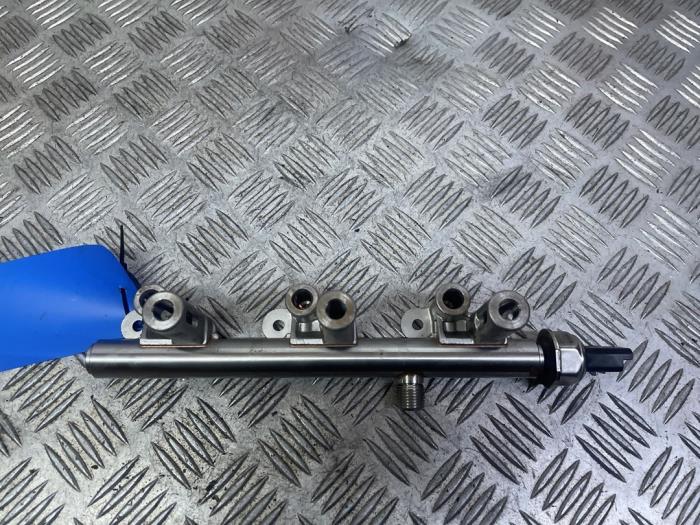 Fuel injector nozzle from a Citroën C3 (SX/SW) 1.2 12V e-THP PureTech 110 2018