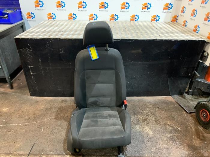 Begagnade Säte, höger Volkswagen Golf VI (5K1) 1.4 TSI 122 16V Pris på förfrågan erbjuds av Autodemontage Rijnmond BV