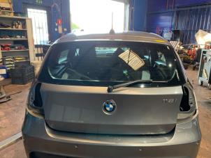 Used Tailgate BMW 1 serie (E87/87N) 118i 16V Price € 90,75 Inclusive VAT offered by Autodemontage Rijnmond BV