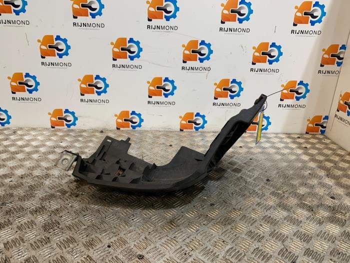 Front bumper bracket, right from a Renault Trafic New (FL) 2.0 dCi 16V 115 2008