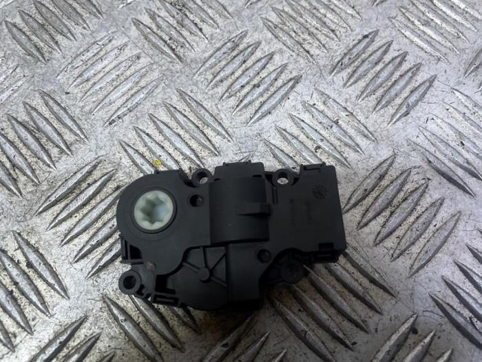 Heater valve motor from a Mercedes-AMG GLA AMG (156.9) 2.0 45 AMG Turbo 16V 2019