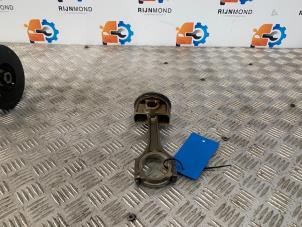 Piston d'un Mercedes-Benz A (W176) 2.0 A-45 AMG Turbo 16V 4-Matic 2016