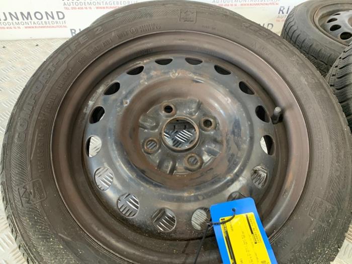 Wheel + tyre from a Toyota Aygo (B40) 1.0 12V VVT-i 2016